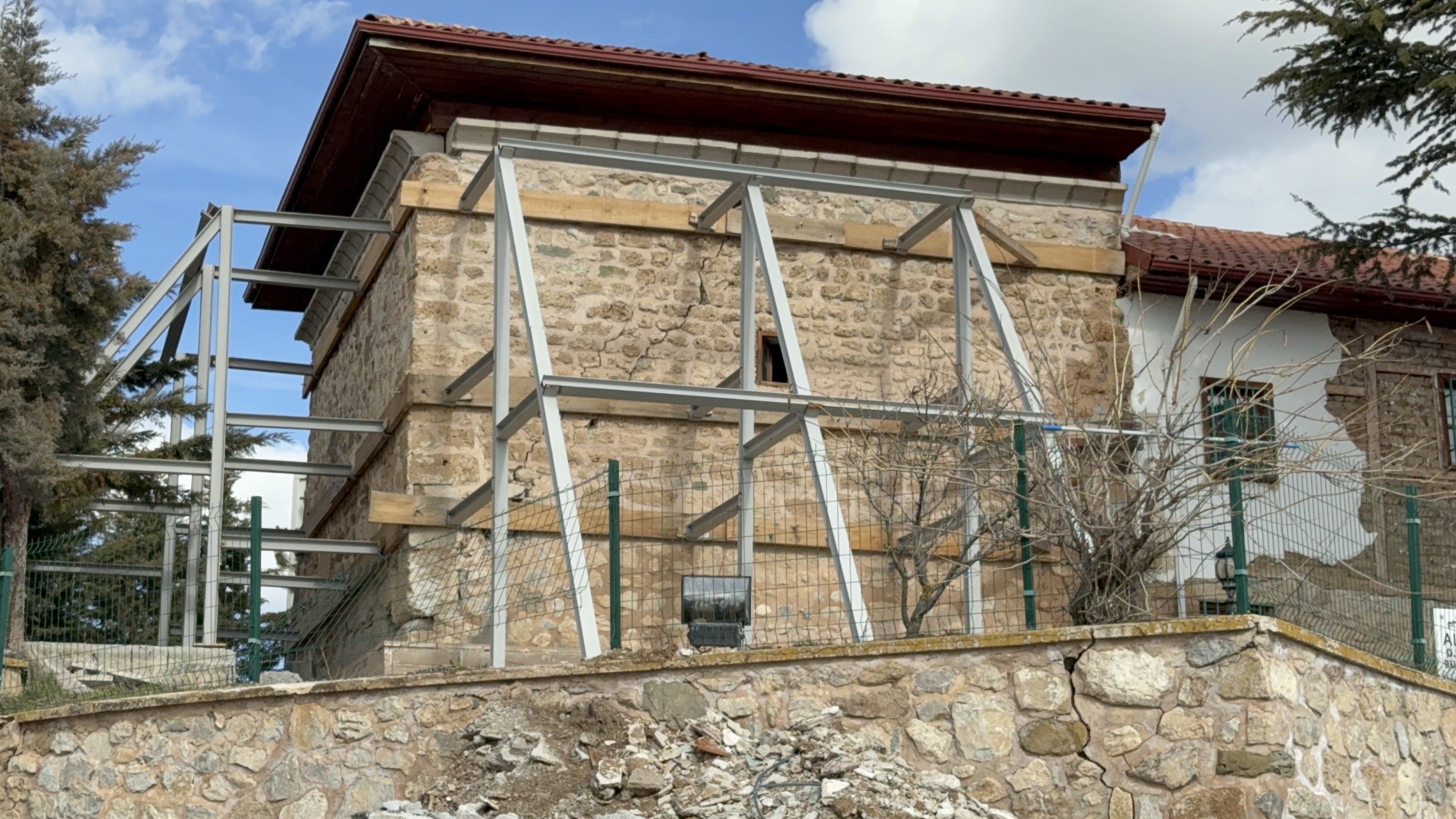 Depremlerde zarar görmüştü. 8 asırlık camide restorasyon başladı