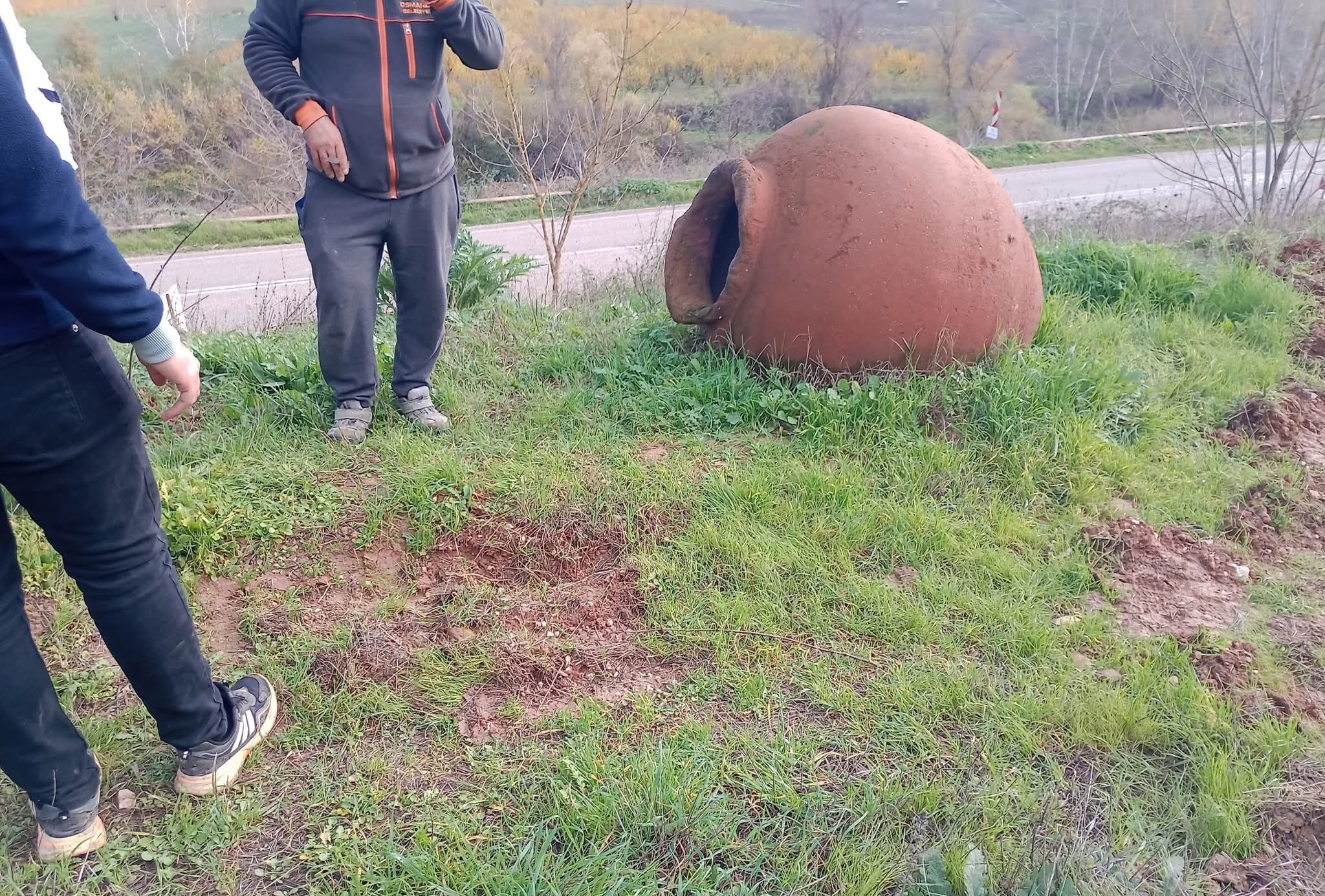 Bin 800 yıllık oldukları tahmin ediliyor. Hızlı tren güzergahında bulundu