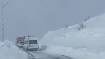 Yola çıkacaklar dikkat! Tipi karayolunu kapadı