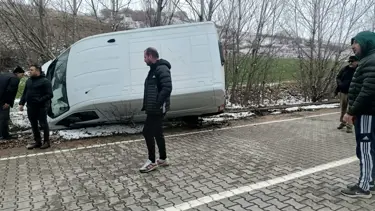 Panelvan araç yan yattı
