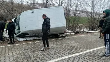 Panelvan araç yan yattı