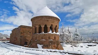 Ahlat beyaz gelinliğini giydi. Tarih kokan bölgeye ilgi artıyor