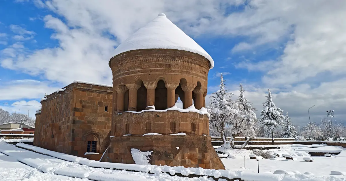 Ahlat beyaz gelinliğini giydi. Tarih kokan bölgeye ilgi artıyor