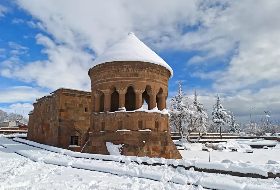 Ahlat beyaz gelinliğini giydi. Tarih kokan bölgeye ilgi artıyor