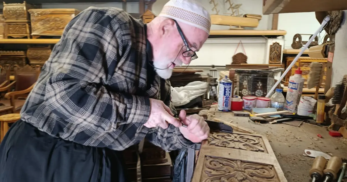 49 yılı geride bıraktı. Yaşına rağmen tarihi mesleği yaşatmaya çalışıyor