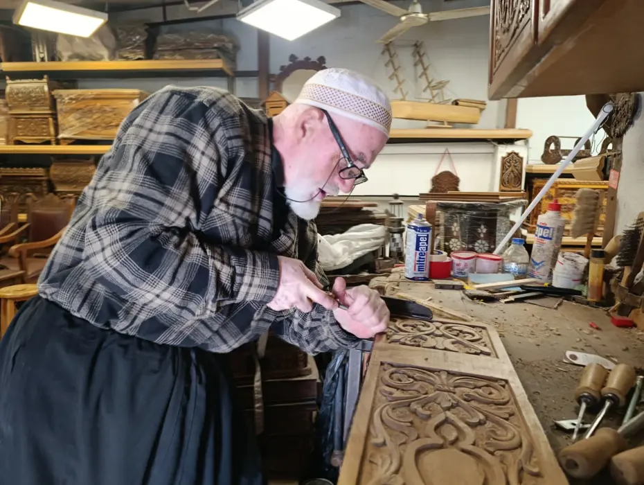 49 yılı geride bıraktı. Yaşına rağmen tarihi mesleği yaşatmaya çalışıyor