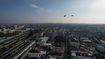Yüksek kesimler beyaz örtülü, kent merkezi güneşli. İki mevsim yaşanıyor