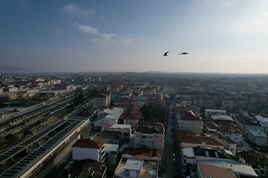 Yüksek kesimler beyaz örtülü, kent merkezi güneşli. İki mevsim yaşanıyor