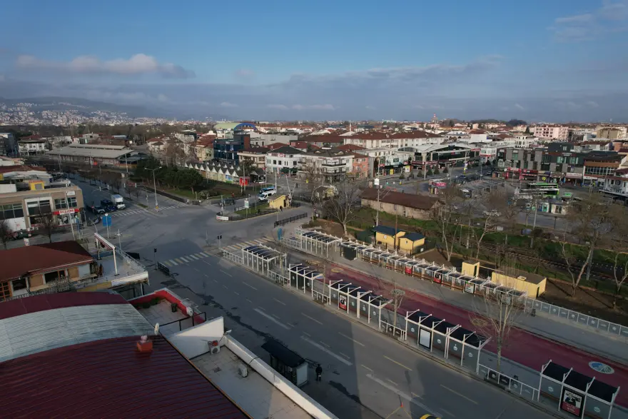 Yüksek kesimler beyaz örtülü, kent merkezi güneşli. İki mevsim yaşanıyor 