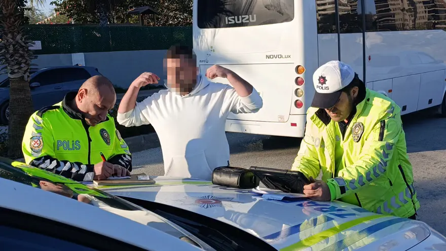 Üçüncü kez yakalandı, rekor ceza yedi! "Yeni cezalardan haberin yok sanırım" 3 Üçüncü kez yakalandı, rekor ceza yedi! "Yeni cezalardan haberin yok sanırım" 3