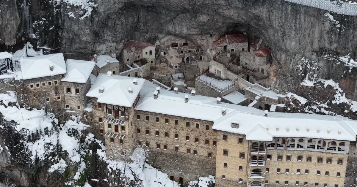 Sümela Manastırı'nda eşsiz bir atmosfer ortaya çıktı. Simge yapı kartpostallık görüntüleriyle etkiledi