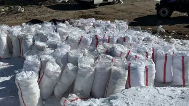 Zirvedeki karları çuvalla toplayıp yaza kadar saklıyorlar, yazın tatlı yapıyorlar