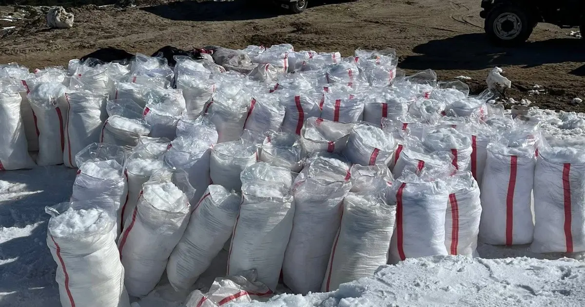Zirvedeki karları çuvalla toplayıp yaza kadar saklıyorlar, yazın tatlı yapıyorlar