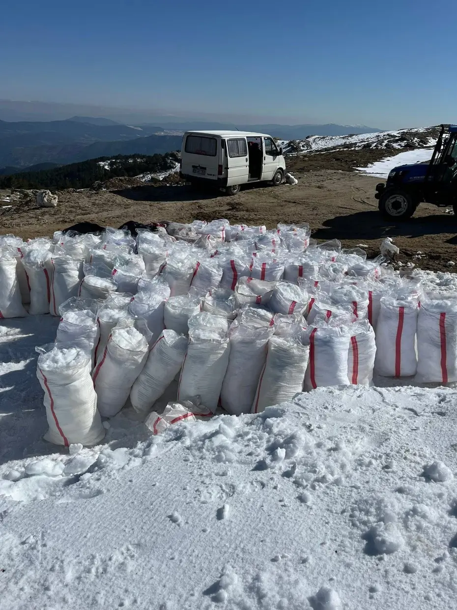 Zirvedeki karları çuvalla toplayıp yaza kadar saklıyorlar, yazın tatlı yapıyorlar
