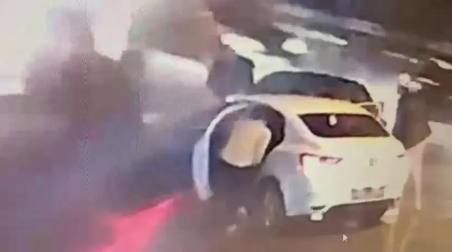 Kaza süsüyle aracından indirdiler. Trafikte diş hekimine tekme, yumruk ve sopayla dayak 4 Kaza süsüyle aracından indirdiler. Trafikte diş hekimine tekme, yumruk ve sopayla dayak 4