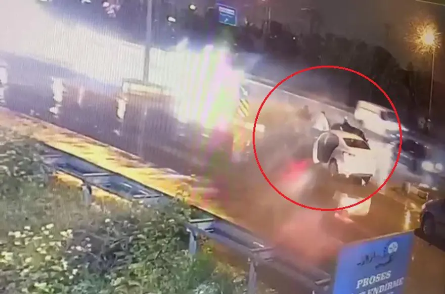 DÖRT KİŞİ DÖVDÜ, BİR KİŞİ VİDEO ÇEKTİ! 1