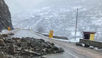 Gümüşhane'de heyelan. Giresun karayolu çift yönlü kapandı