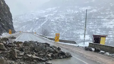 Gümüşhane'de heyelan. Giresun karayolu çift yönlü kapandı