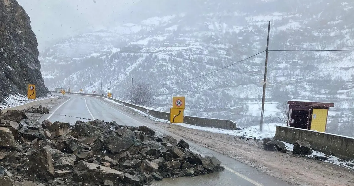 Gümüşhane'de heyelan. Giresun karayolu çift yönlü kapandı