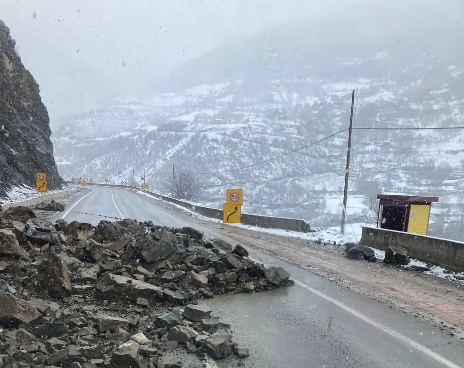 Gümüşhane'de heyelan. Giresun karayolu çift yönlü kapandı