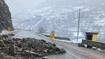 Gümüşhane'de heyelan. Giresun karayolu çift yönlü kapandı