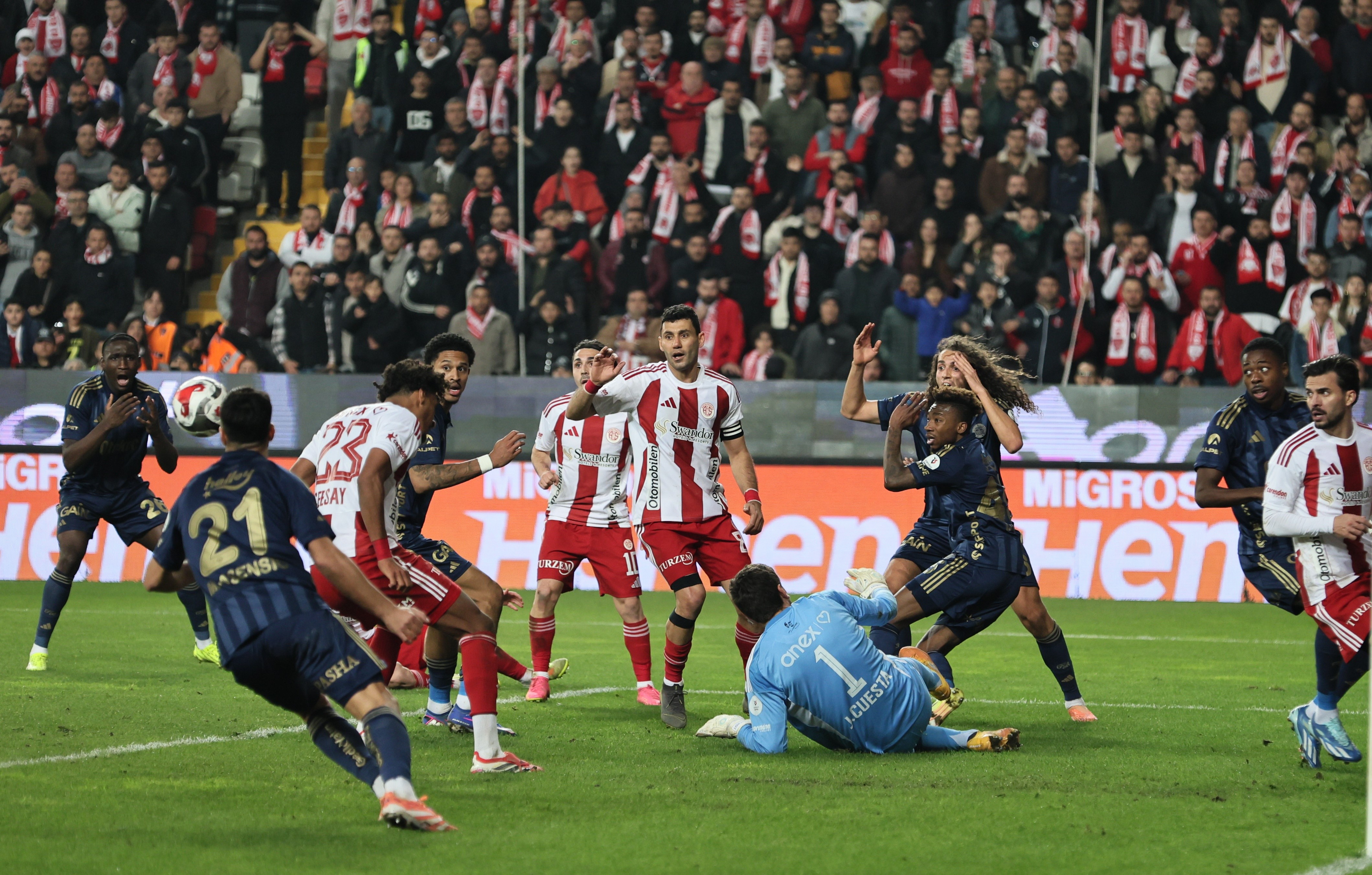 Fenerbahçeli futbolcular, maç sonu taraftara seslendi. "Şampiyonluk şansımız devam ediyor"