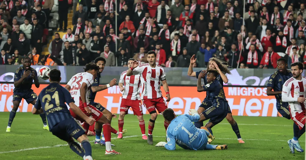 Fenerbahçeli futbolcular, maç sonu taraftara seslendi. "Şampiyonluk şansımız devam ediyor"