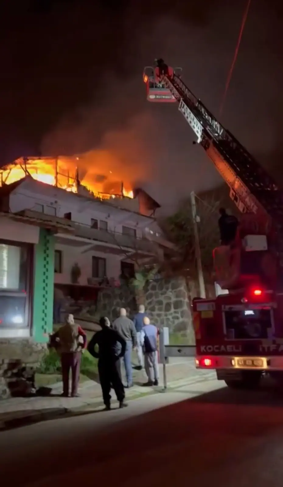 Kocaeli'de 2 katlı evde yangın. Alevler geceyi aydınlattı