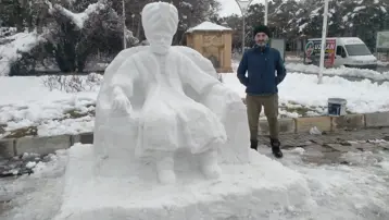 Sıradan kardan adamlara benzemiyor. Sanata dönüştürdü