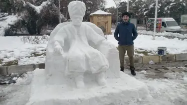 Sıradan kardan adamlara benzemiyor. Sanata dönüştürdü
