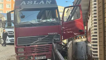 Akıl almaz kaza durdurmaya çalıştığı aracı ona çarptı. 4 metre yükseklikten düştü