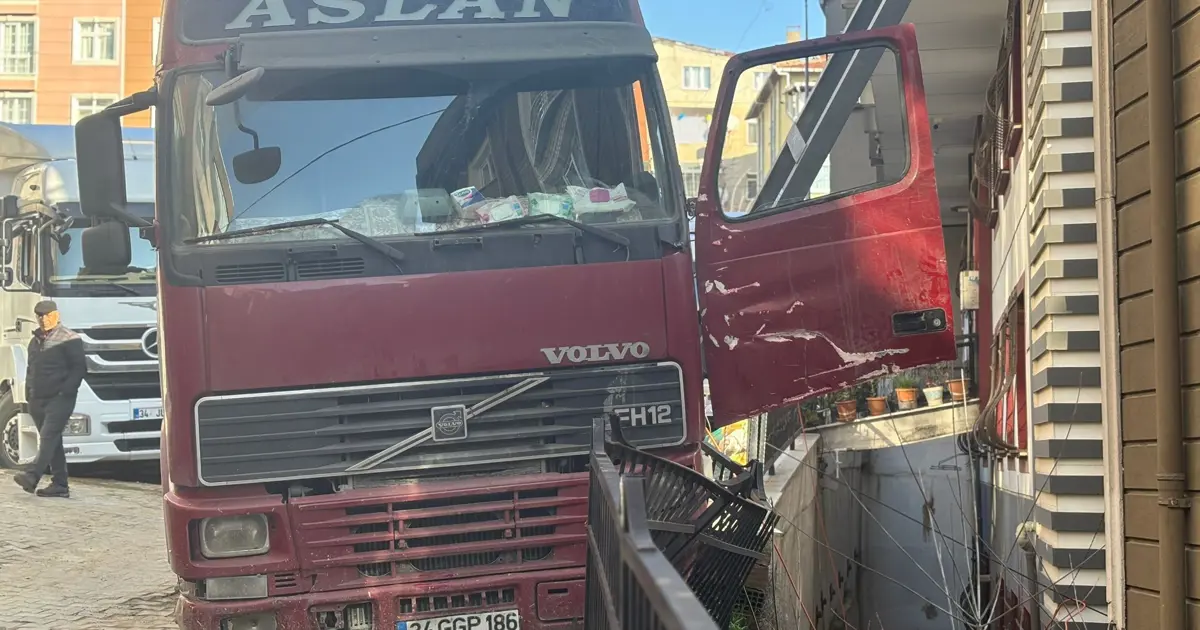 Akıl almaz kaza durdurmaya çalıştığı aracı ona çarptı. 4 metre yükseklikten düştü