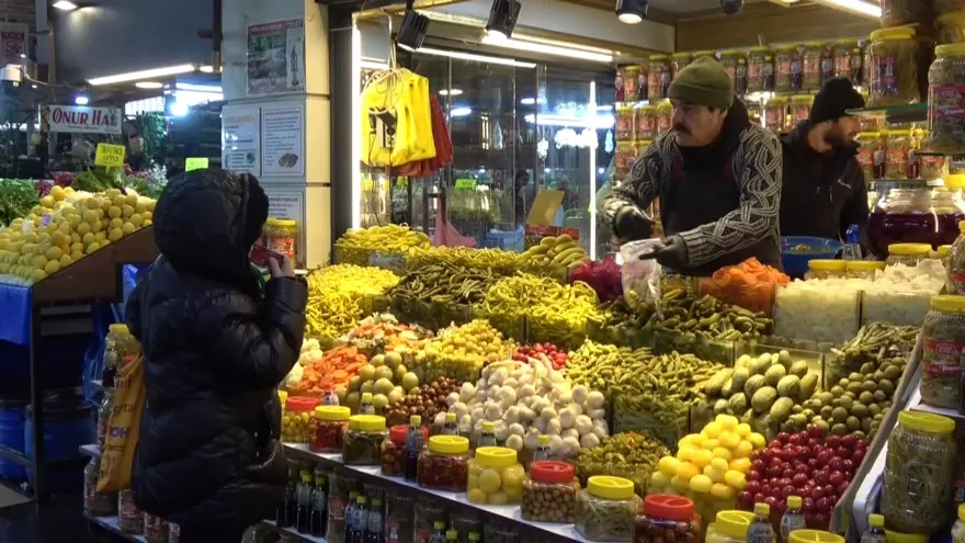 Tezgahların önü dolup taşıyor. 35 çeşidi var, beğenen tekrar tekrar alıyor 2