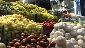 Tezgahların önü dolup taşıyor. 35 çeşidi var, beğenen tekrar tekrar alıyor