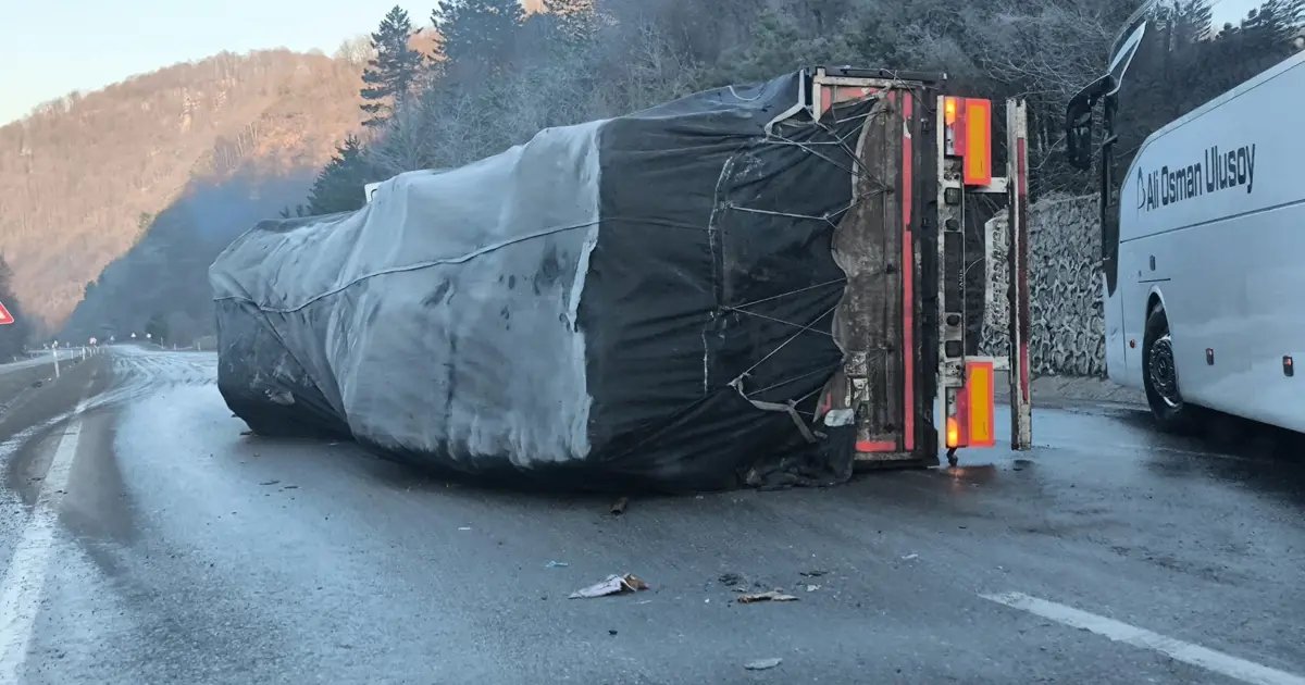 Kara yolunda 3 ayrı kaza: 10 yaralı