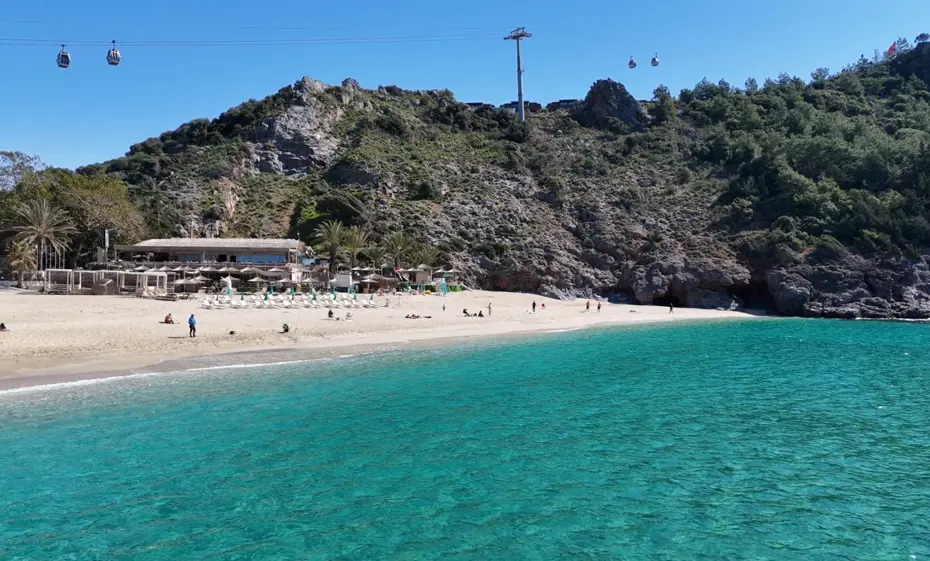 Sıcak havayı fırsat bilenler soluğu dünyaca ünlü plajda aldılar