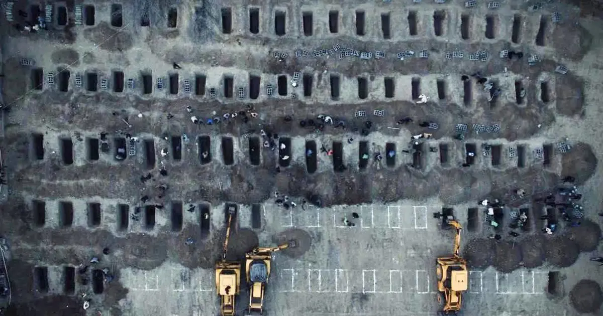 İsrail'in okul saldırısında ölen 160'tan fazla çocuk yan yana defnedilecek