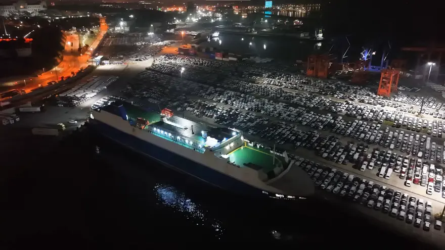 Yüzlerce sıfır araç limana indi. Liman oto galeriye döndü 