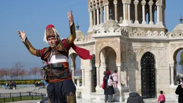 Efe kostümüyle Türk kültürünü tanıtıyor. 7 ülke gezdi sıra Yunanistan'da