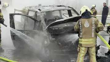 Seyir halindeki VIP taksi alev alev yandı