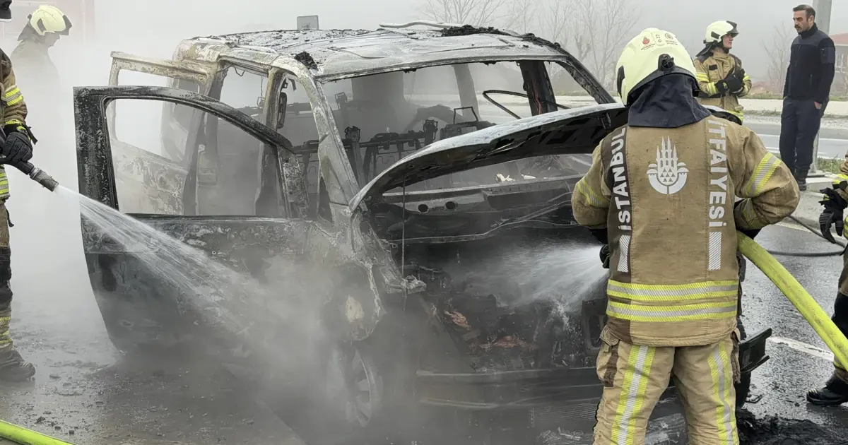 Seyir halindeki VIP taksi alev alev yandı