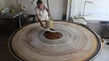 45 yıllık bakır ocakta hazırlanıyor. İçinde hiçbir katkı maddesi yok ''Piyasanın en ucuz tatlısı