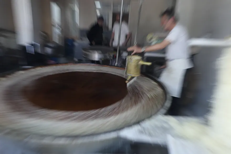 45 yıllık bakır ocakta hazırlanıyor. İçinde hiçbir katkı maddesi yok ''Piyasanın en ucuz tatlısı 3