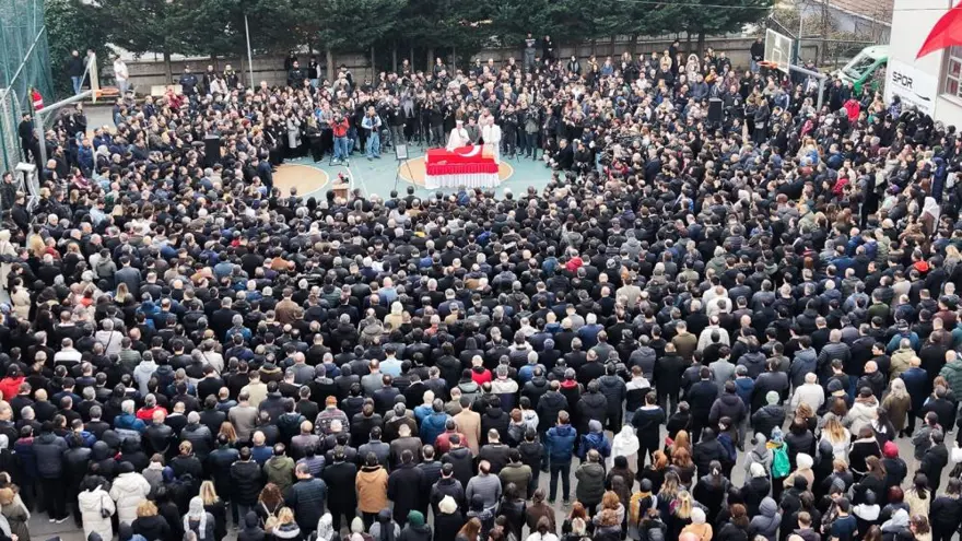 Görev yaptığı okulda öldürülen Fatma Nur öğretmene gözyaşlarıyla veda 2 Görev yaptığı okulda öldürülen Fatma Nur öğretmene gözyaşlarıyla veda 2