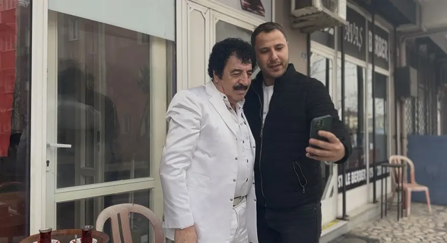 Müslüm Gürses'e benzerliğiyle dikkat çekiyor. Sevenleri onunla hasret gideriyor 1