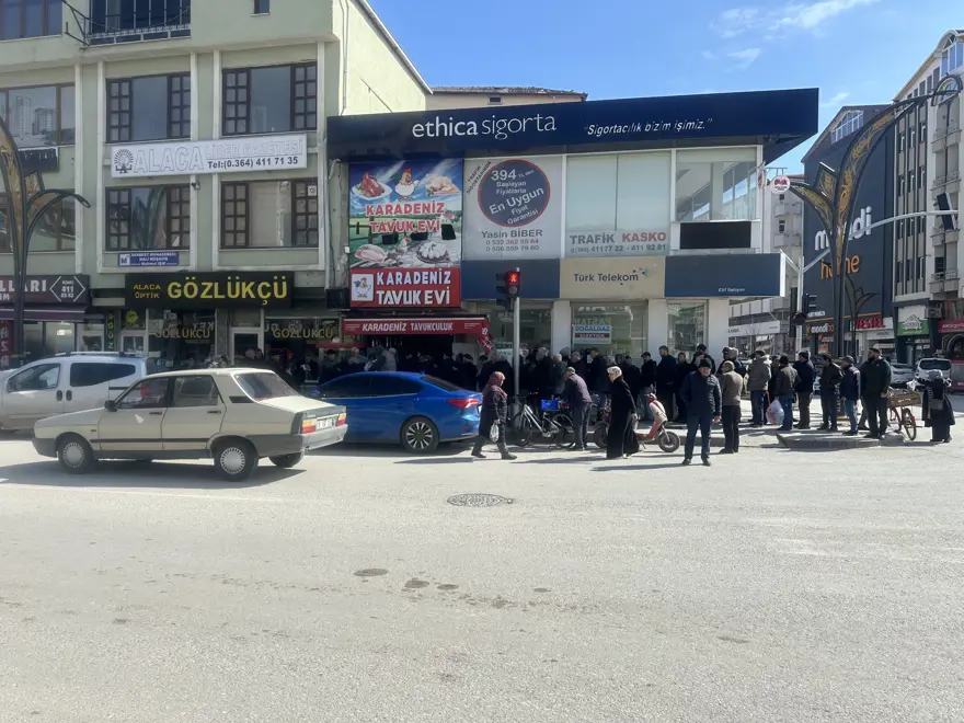 100 kasa bedava dağıttılar. Önünde kuyruk oluştu 1