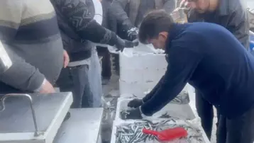 100 kasa bedava dağıttılar. Önünde kuyruk oluştu