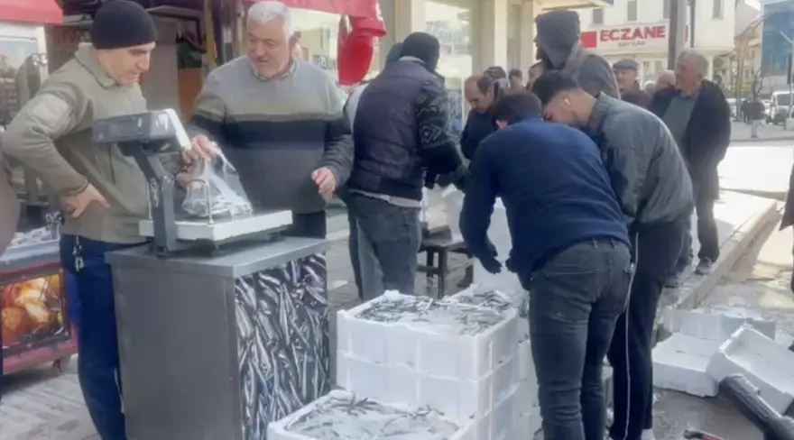 100 kasa bedava dağıttılar. Önünde kuyrukları oluştu 2