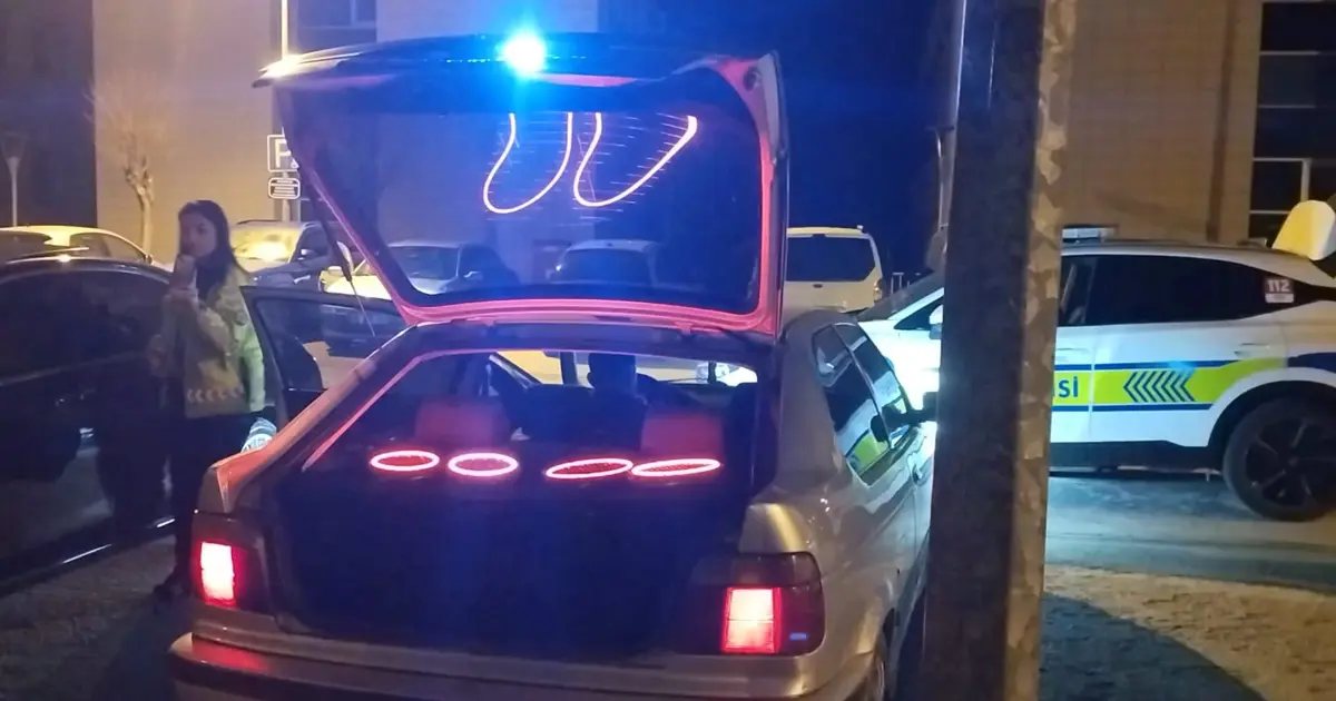 Yüksek sesle seyreden sürücünün aracı trafikten men edildi. Babası kaputa oturup polise direndi