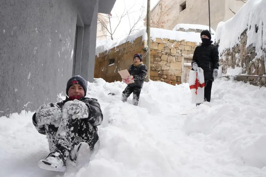 Mart kapıdan baktırdı. Hava dün güneşliydi, bugünden 15 santimetre kar yağışı var Mart kapıdan baktırdı. Hava dün güneşliydi, bugünden 15 santimetre kar yağışı var